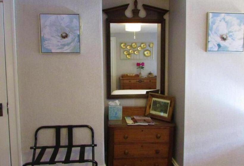 جناح غرفتين نوم, Center Lovell Inn