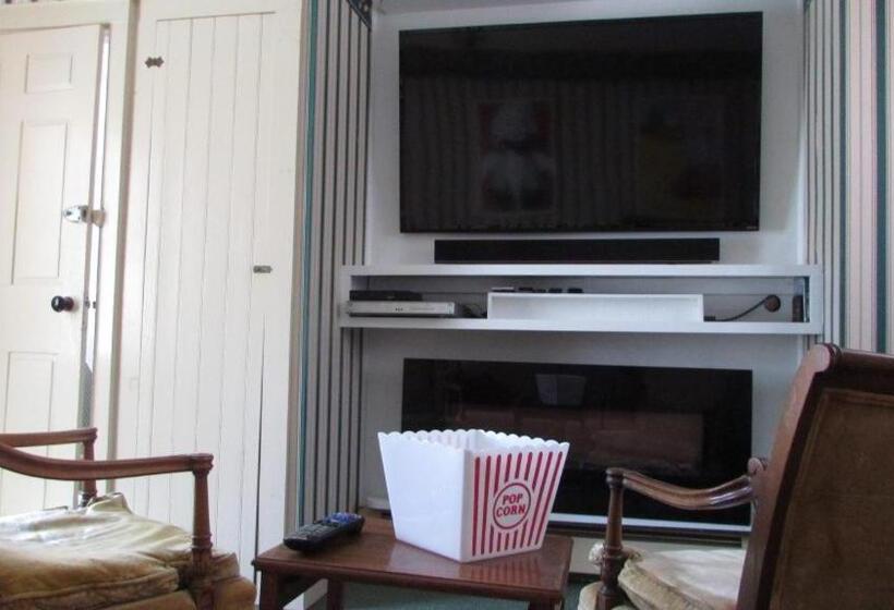 جناح غرفتين نوم, Center Lovell Inn