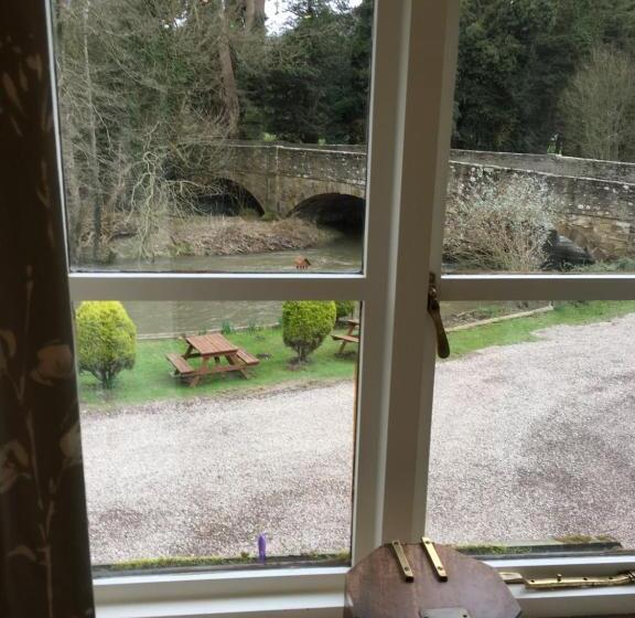 جناح جونيور, Riverside Inn, Aymestrey