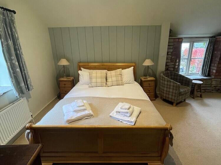 جناح جونيور, Riverside Inn, Aymestrey