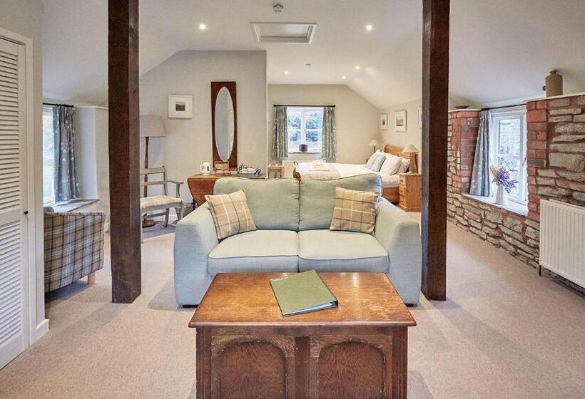 جناح جونيور, Riverside Inn, Aymestrey