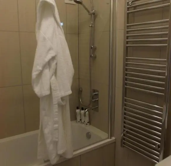 キングサイズベッドのスタンダードルーム, The Suites At Pannells Ash