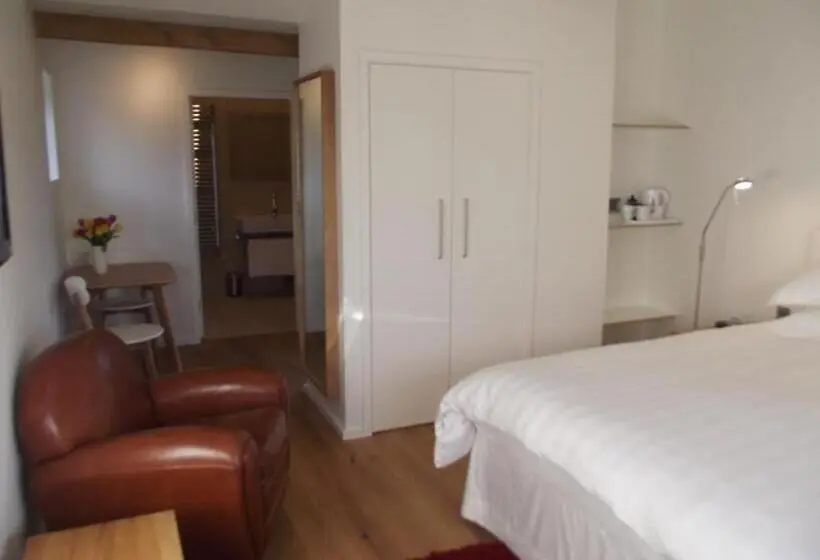 キングサイズベッドのスタンダードルーム, The Suites At Pannells Ash