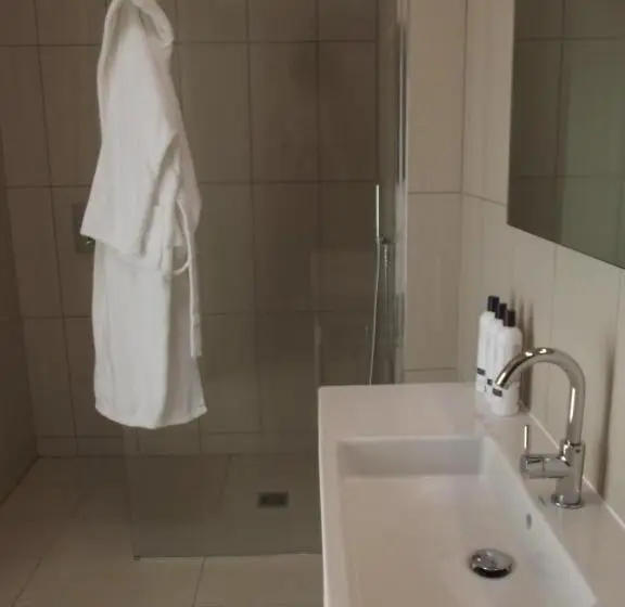 キングサイズベッドのスタンダードルーム, The Suites At Pannells Ash