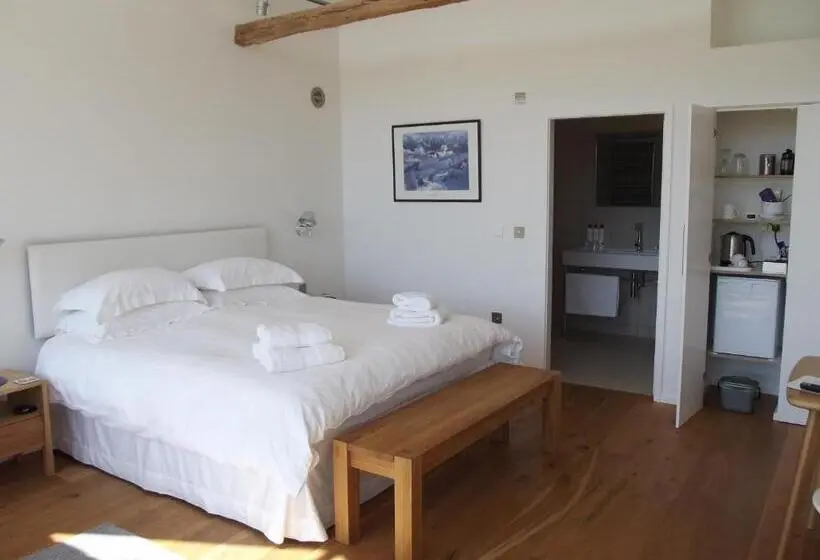キングサイズベッドのスタンダードルーム, The Suites At Pannells Ash