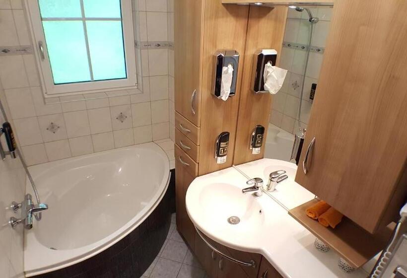 带阳台标准四人间, Gasthof Klug Zum Ehrensepp