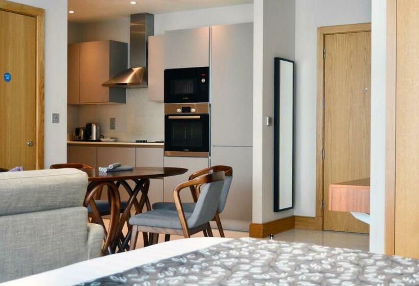 スタンダードスタジオ, Sanctum Belsize Road