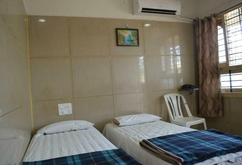 标准间, Mourya Deluxe A/c Lodge