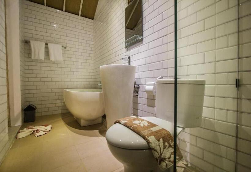 بنغل قياسي مطل على المسبح, Puri Lumbung Village