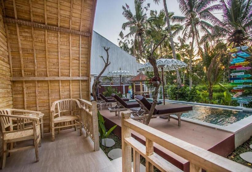 بنغل قياسي مطل على المسبح, Puri Lumbung Village