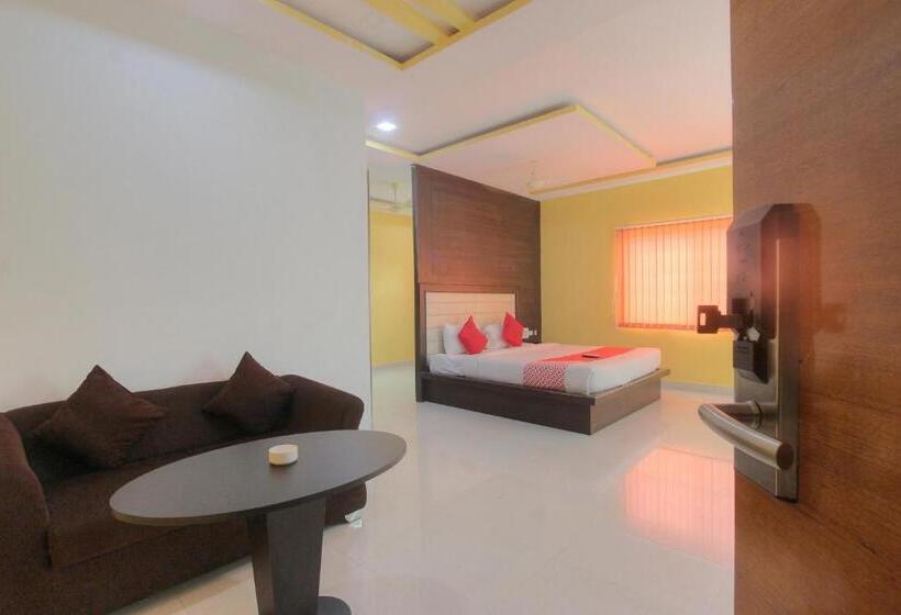 舒适三人间, Capital O 15965 Hotel Nandi Gateway