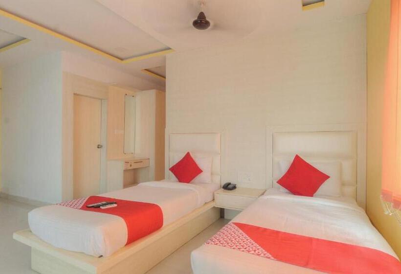 舒适三人间, Capital O 15965 Hotel Nandi Gateway