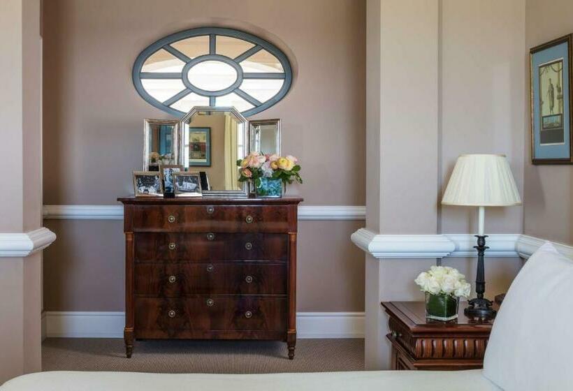 带河湖景观的轻年套房, Anantara Villa Padierna Palace Benahavís Marbella Resort   A Leading Hotel Of The World