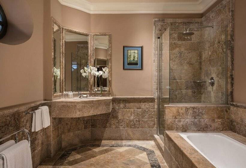 带河湖景观的轻年套房, Anantara Villa Padierna Palace Benahavís Marbella Resort   A Leading Hotel Of The World