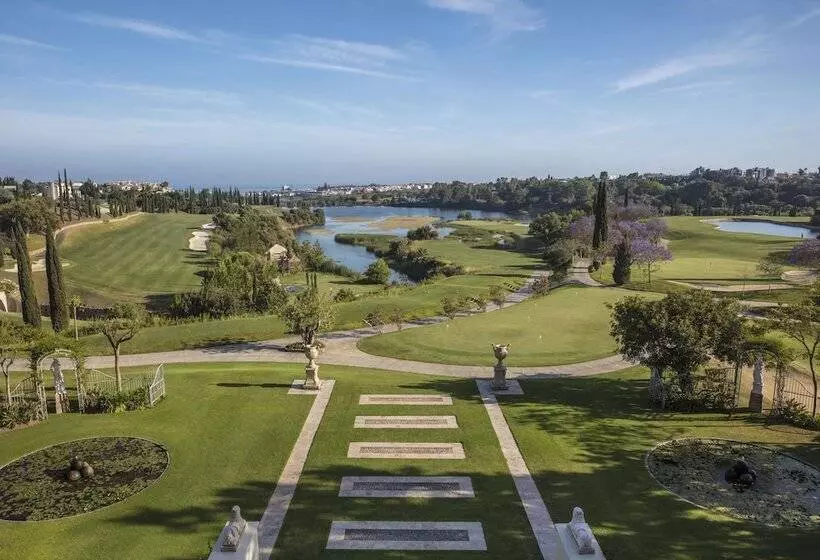 سوییت جونیور با چشم‌انداز دریاچه, Anantara Villa Padierna Palace Benahavís Marbella Resort   A Leading Hotel Of The World