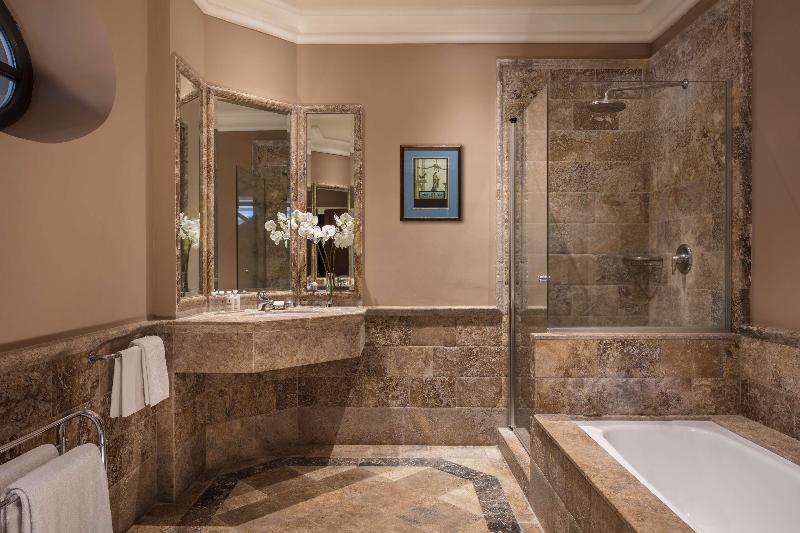 带河湖景观的轻年套房, Anantara Villa Padierna Palace Benahavís Marbella Resort   A Leading Hotel Of The World