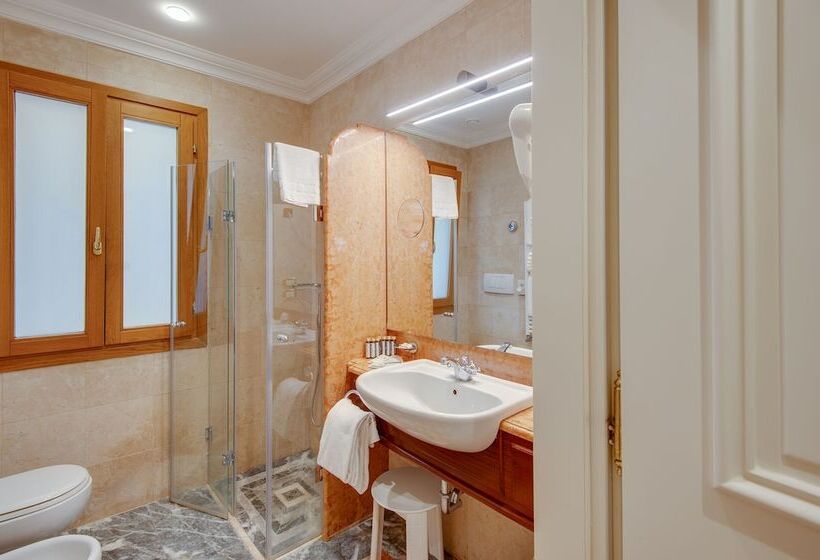 Superior Oda, Antiche Figure