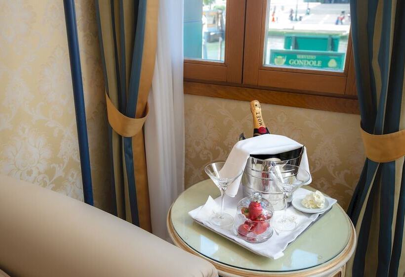 Standart Oda, Antiche Figure