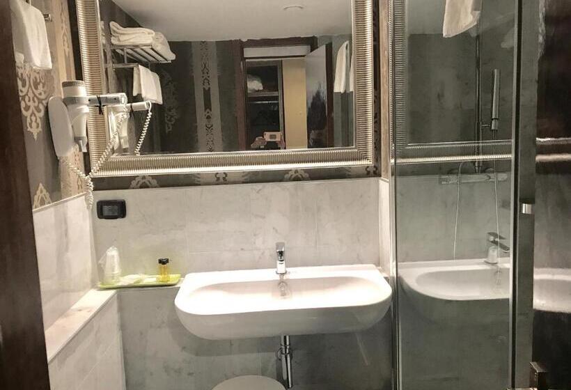 اتاق استاندارد سه نفره, Canova