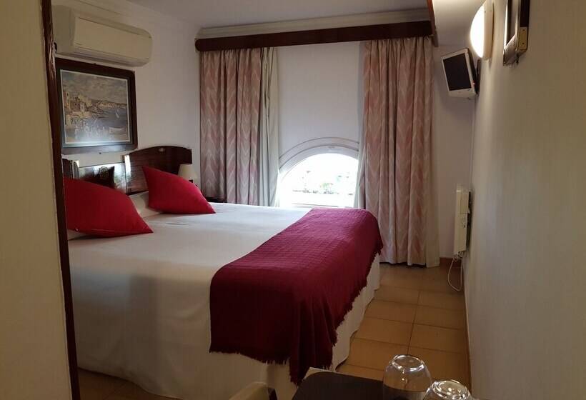 이코노미 룸, La Residencia