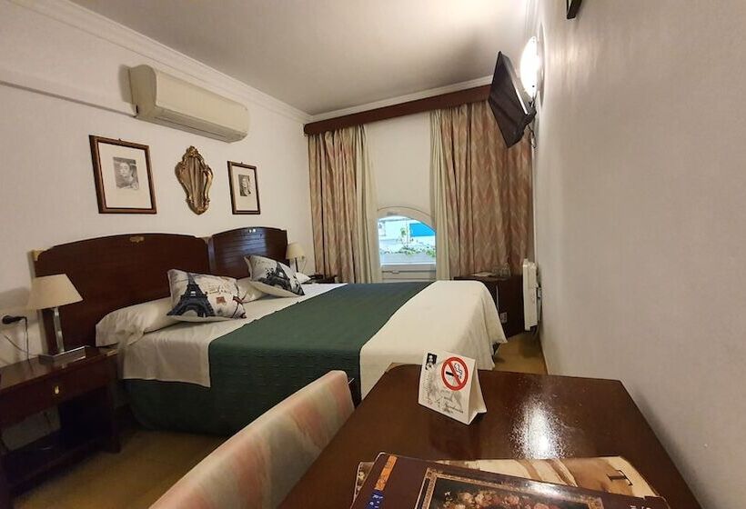 이코노미 룸, La Residencia