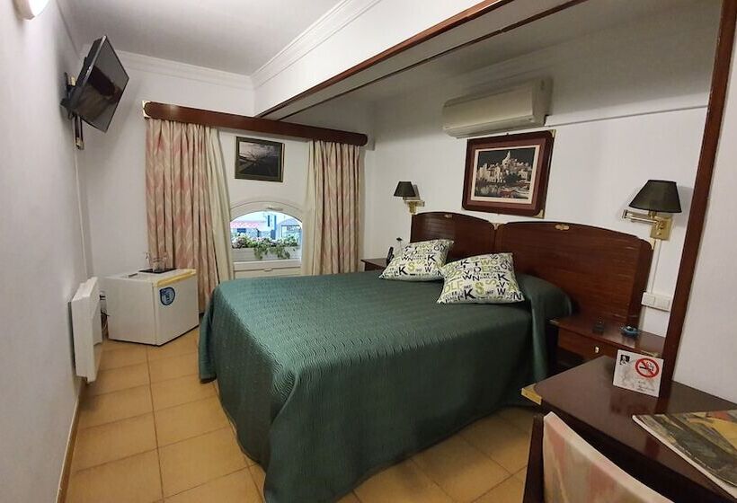 이코노미 룸, La Residencia