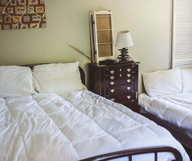 غرفة عائلية, Mt. Rainier Ranch