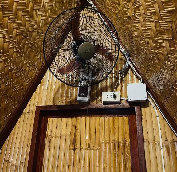 Camera Deluxe, Russell Place