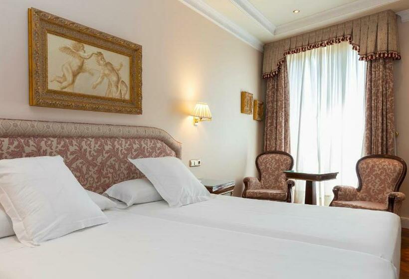 غرفة قياسية, Alameda Palace