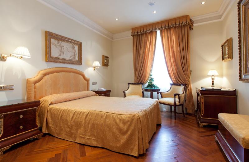 غرفة قياسية, Alameda Palace