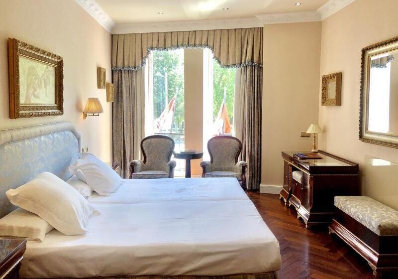 غرفة قياسية مطلة على المدينة, Alameda Palace