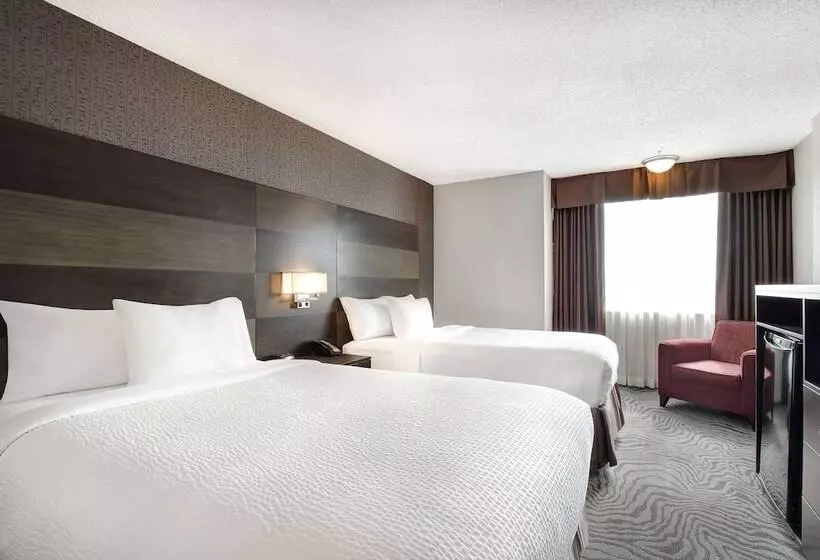 ２ダブルベッドのスタンダードルーム, Days Inn By Wyndham Calgary South