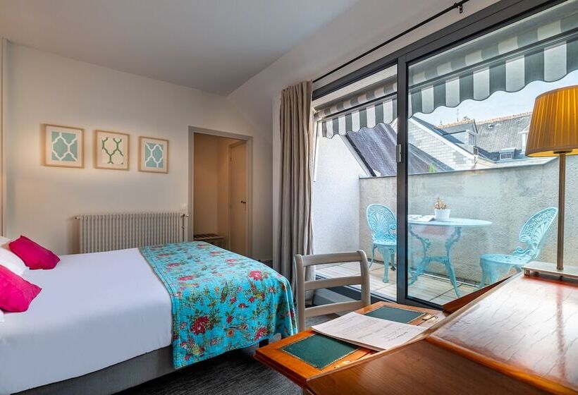 舒适型房间, De Biencourt