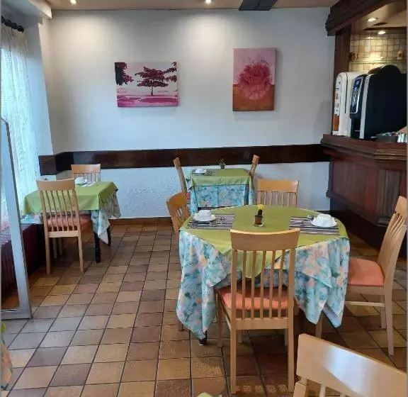اتاق استاندارد سه نفره, Logis Hôtel Restaurant Bellevue Annecy