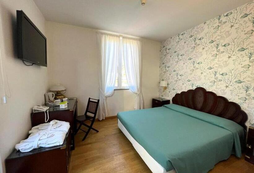 디럭스 룸, Clelia