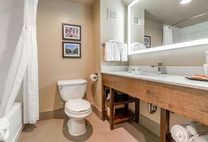 جناح, Comfort Suites Downtown Sacramento