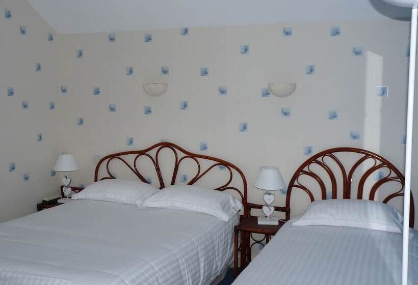 Номер Стандарт Трехместный, Logis Hôtel Ariane