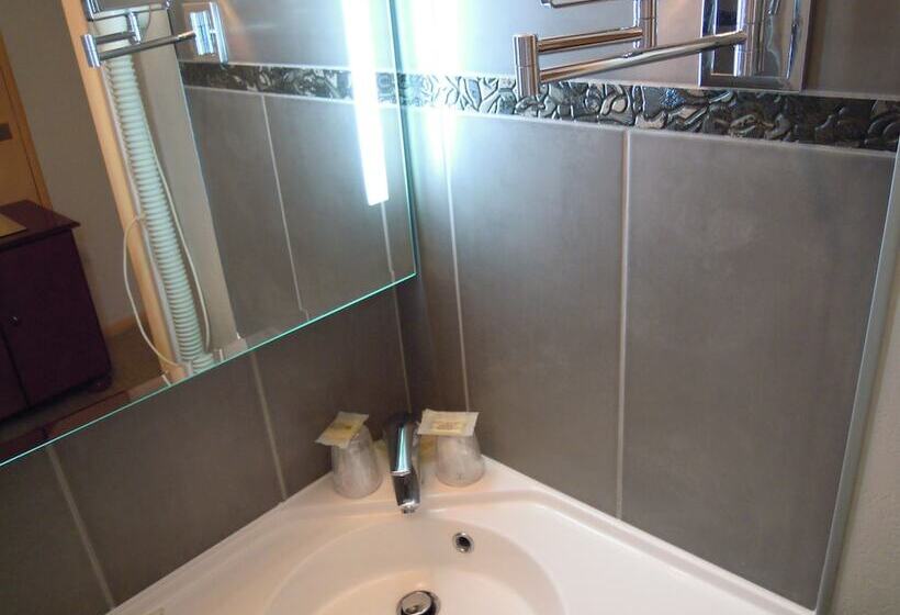Номер Стандарт Трехместный, Logis Bagatelle   51530 Dizy