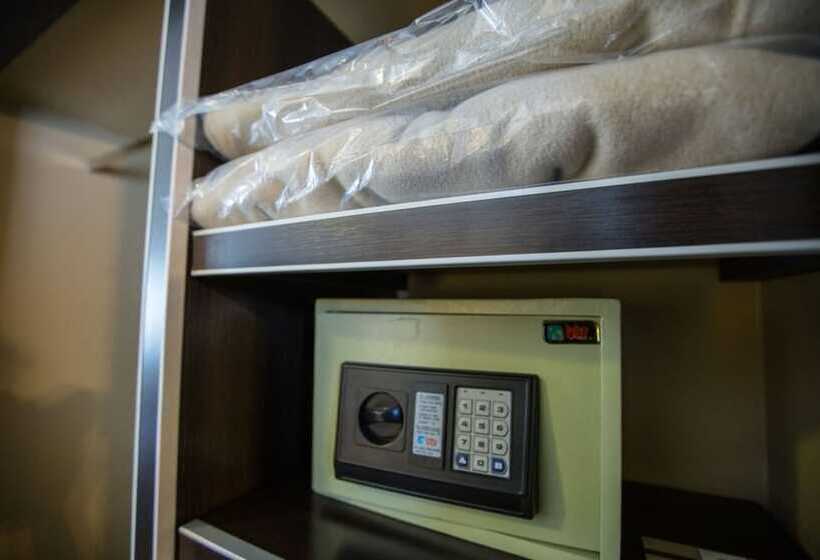 标准三人间, Carlos V Patagonia