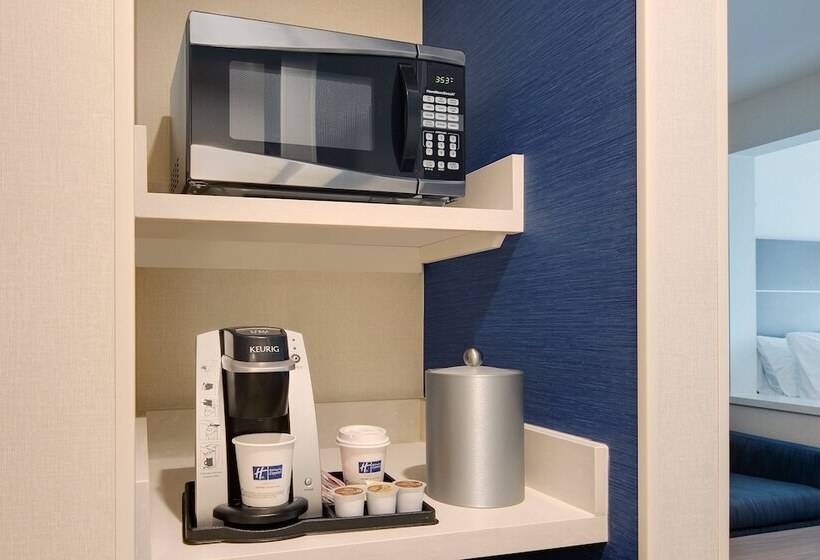 اتاق استاندارد, Holiday Inn Express & Suites Bradley Airport, An Ihg