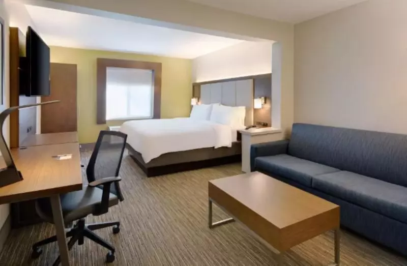 اتاق استاندارد با تخت بزرگ برای معلولان, Holiday Inn Express & Suites Bradley Airport, An Ihg