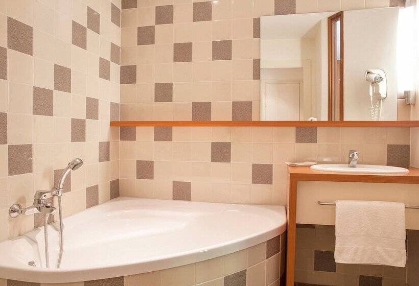 Номер Комфорт, La Fischhutte, The Originals Relais