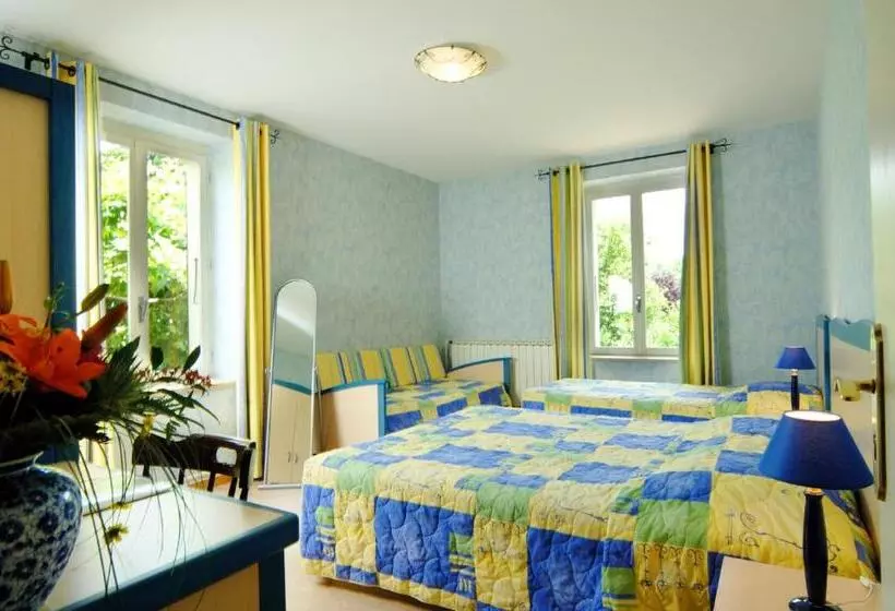 Standard Neljän Hengen Huone, Logis Hotel Des Voyageurs