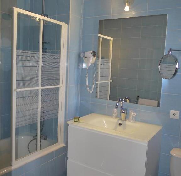 غرفة قياسية رباعية, Logis Hotel Des Voyageurs