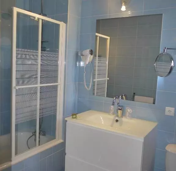 Standard Neljän Hengen Huone, Logis Hotel Des Voyageurs