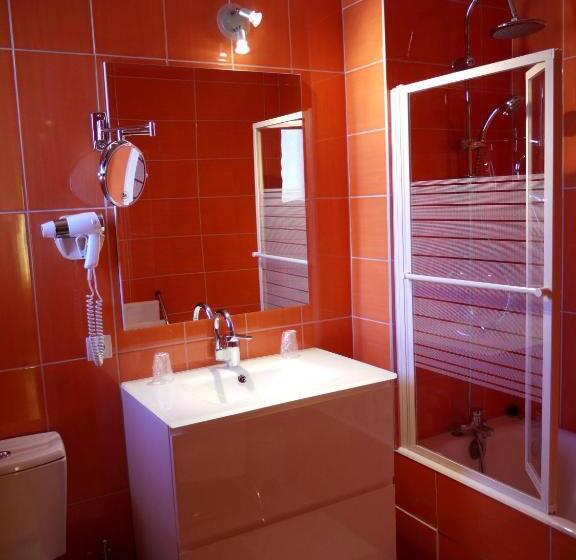 غرفة قياسية رباعية, Logis Hotel Des Voyageurs