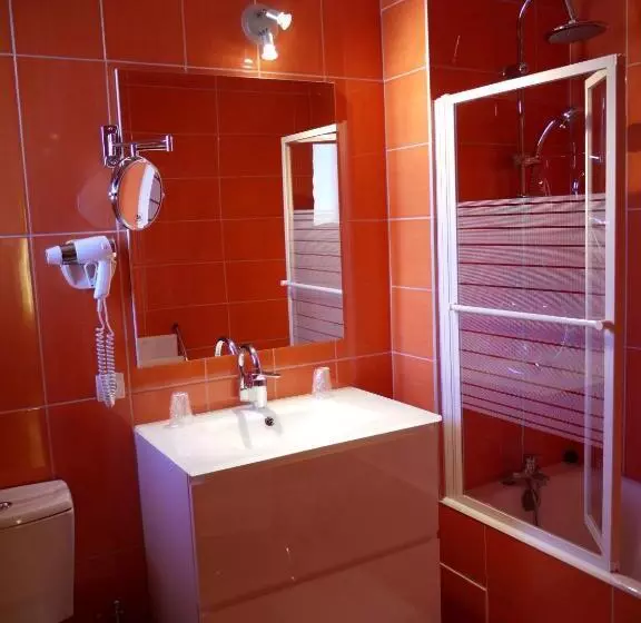 Standard Neljän Hengen Huone, Logis Hotel Des Voyageurs