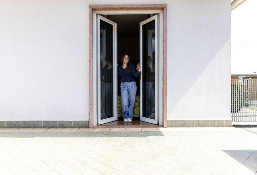 اتاق استاندارد سه نفره, Mary