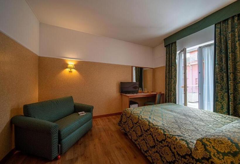 اتاق استاندارد سه نفره, Mary