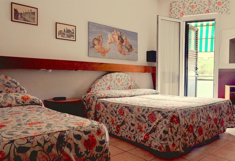 Четырехместный Номер Стандарт, Roma